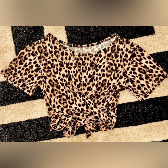HEAVENLY BY VICTORIA || Model Twist-Tie Crop Tee in Leopard - SZ Small *NWOT* - Picture 7 of 8